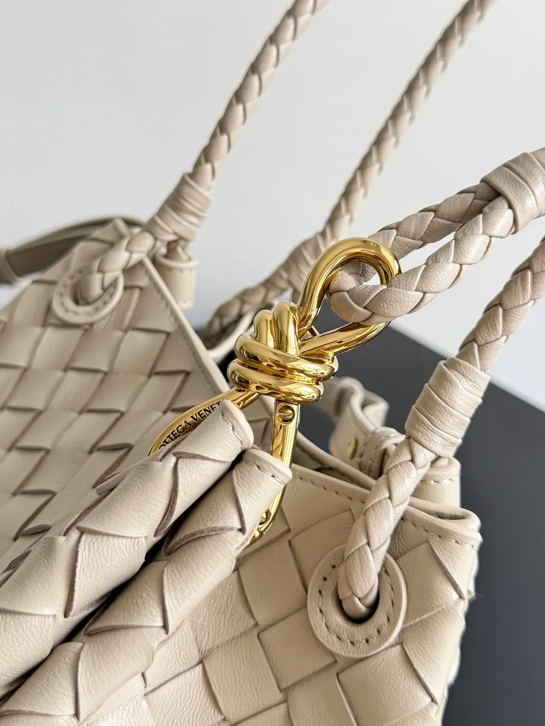Batch 1760 BV home is new! Andiamo combines the Bottega Veneta archive parachute handbag to inherit retro elements and integrate modern trends. The same style as Shu Qi's in Beijing Night. It is a continuation of the classic bag. It has three functions: hand carry, shoulder and cross-body. It is embellished with metal brass knot buckles. It is small and has an amazing capacity. It can easily hold sunglasses in a box / small bottle of water / powder powder / charger and other daily necessities when going out. The upper body is versatile. Style number: 796569 Size: 21*17*16.5cm